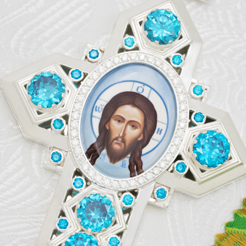 2.10.0405л-2/1л Крест наперсный латунный с голубыми камнями в серебрении фото 3