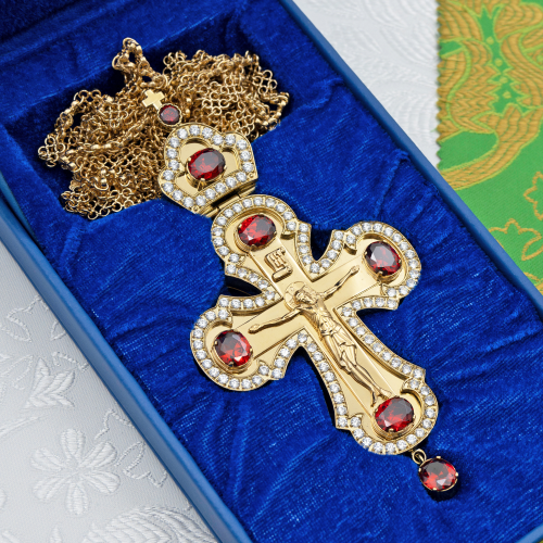 2.10.0583лп/63лп Крест наперсный латунный с красными камнями в позолоте фото 2