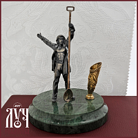 2.13.0135л Скульптура «Сталевар» с подставкой под ручку латунная на основании из акрила